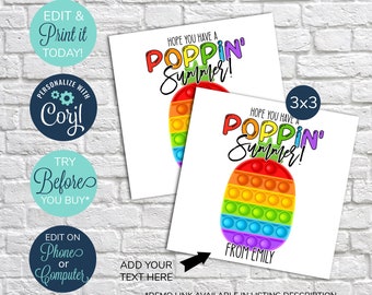 Könnte beinhalten: Zwei druckbare Karten im Format 7,6 x 7,6 cm mit einem Regenbogen-Pop-it-Spielzeug und dem Text "Ich hoffe, du hast einen tollen Sommer!" und "Von Emily".