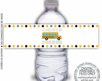 Può includere: Un'etichetta per bottiglia d'acqua stampabile con un'illustrazione di autobus scolastico giallo e il testo "The Wheels on the Bus Go Round and Round". L'etichetta ha un bordo di pois neri, grigi e gialli.
