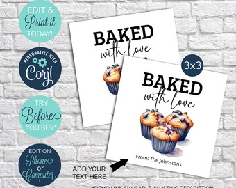 Peut inclure: Etiquette cadeau carrée imprimable de 3x3 pouces avec une illustration aquarelle de muffins aux myrtilles et le texte "Baked with love". L'étiquette est personnalisable avec une zone de texte pour un nom et le texte "De : The Johnstons".