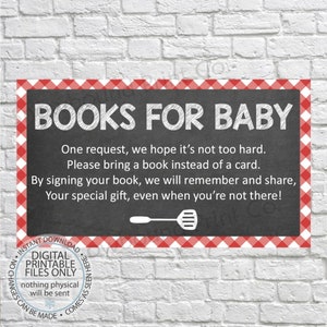 Op de afbeelding: Een schoolbordteken met een rode en witte geruite rand, met de tekst "BOEKEN VOOR BABY". Het bord vraagt ​​gasten om een ​​boek mee te nemen in plaats van een kaart voor de baby.