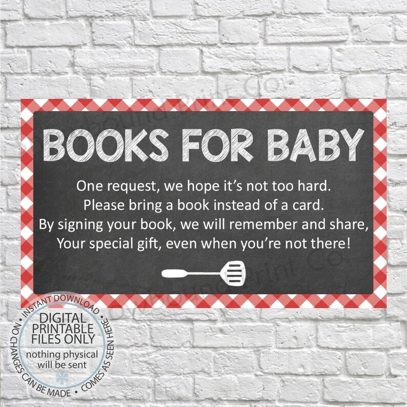 Op de afbeelding: Een schoolbordteken met een rode en witte geruite rand, met de tekst "BOEKEN VOOR BABY". Het bord vraagt ​​gasten om een ​​boek mee te nemen in plaats van een kaart voor de baby.