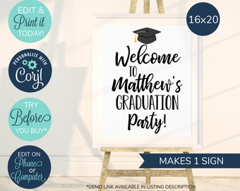 Könnte beinhalten: Ein weißes Abschlussfeier-Schild auf einer Staffelei mit dem Text "Welcome to Matthew's GRADUATION Party!" in Schwarz. Das Schild enthält eine Grafik einer Abschlusskappe und ist 40x50 cm groß. Zusätzlicher Text lautet "Edit & Print it TODAY!"