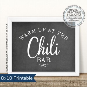Op de afbeelding: Afdrukbaar bord van 20,3 x 25,4 cm met een zwarte krijtbordachtergrond en witte tekst die "Warm Up At The Chili Bar" luidt.