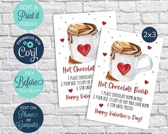 Puede incluir: Dos tarjetas imprimibles para el Día de San Valentín con una ilustración de acuarela de una taza de chocolate caliente con un corazón rojo. El texto en las tarjetas dice "Chocolate caliente" y "Bomba de chocolate caliente" con instrucciones para hacer cada bebida. Las tarjetas están etiquetadas como "2x3".