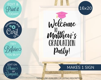 Può includere: Un cartello stampabile di 40,6 x 50,8 cm con un cappello di laurea rosa e il testo "Benvenuti alla festa di laurea di Matthew!" Il cartello è incorniciato e posto su un cavalletto. Il cartello è personalizzabile con il testo "Personalizza con Coryl!" e altri testi.