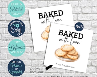 Peut inclure: Deux cartes blanches de 7,6 x 7,6 cm avec le texte "BAKED with Love" et une illustration à l'aquarelle de biscuits sur une assiette. Les cartes incluent également le texte "From: The Johnstons". Le texte supplémentaire comprend "Edit & Print it Today!" et "Edit on Phone or Computer".