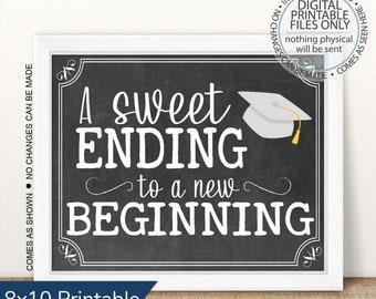 Puede incluir: Un letrero negro de pizarra con texto blanco que dice "A sweet ending to a new beginning". Un gorro de graduación blanco con una borla amarilla está en la esquina superior derecha del letrero. El letrero está enmarcado en blanco y tiene un fondo blanco. 8x10 Imprimible.