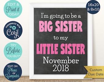 Op de afbeelding: Een printbaar bord dat de komst van een nieuwe kleine zus aankondigt. Het bord is op een zwarte krijtbordachtergrond met witte tekst die luidt "Ik ga een GROTE ZUSTER zijn voor mijn KLEINE ZUSTER November 2018". Het bord is wit ingelijst en heeft een gouden lint met de tekst "Aangepaste uitgerekende datum".