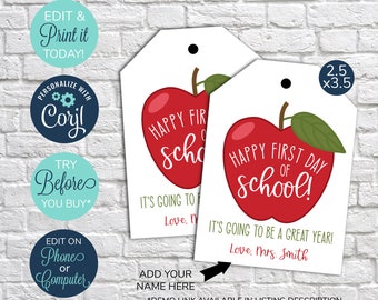 Puede incluir: Dos etiquetas de regalo imprimibles con una manzana roja con una hoja verde y el texto "Happy First Day of School!"  Las etiquetas miden 6,35 cm por 8,89 cm.  Una etiqueta tiene el texto "It's going to be a great year! Love, Mrs. Smith". La otra etiqueta tiene el texto "It's going to be a great year! Love, [Name]".