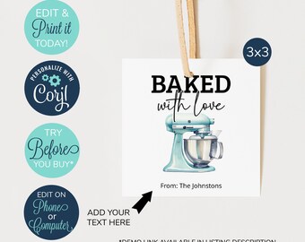 Peut inclure: Une étiquette cadeau carrée imprimable de 7,62 cm x 7,62 cm avec une illustration bleue et blanche d'un batteur sur socle. Le texte "BAKED with love" est en lettres noires. L'étiquette est personnalisable avec le texte "From: The Johnstons".