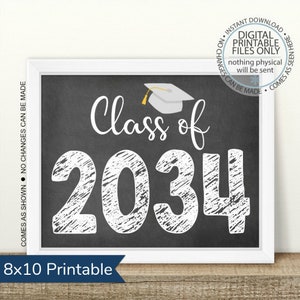 Può includere: Un cartello stampabile di 20,3 x 25,4 cm con uno sfondo di lavagna. Il cartello dice "Classe del 2034" in testo bianco con un'icona di cappello di laurea.
