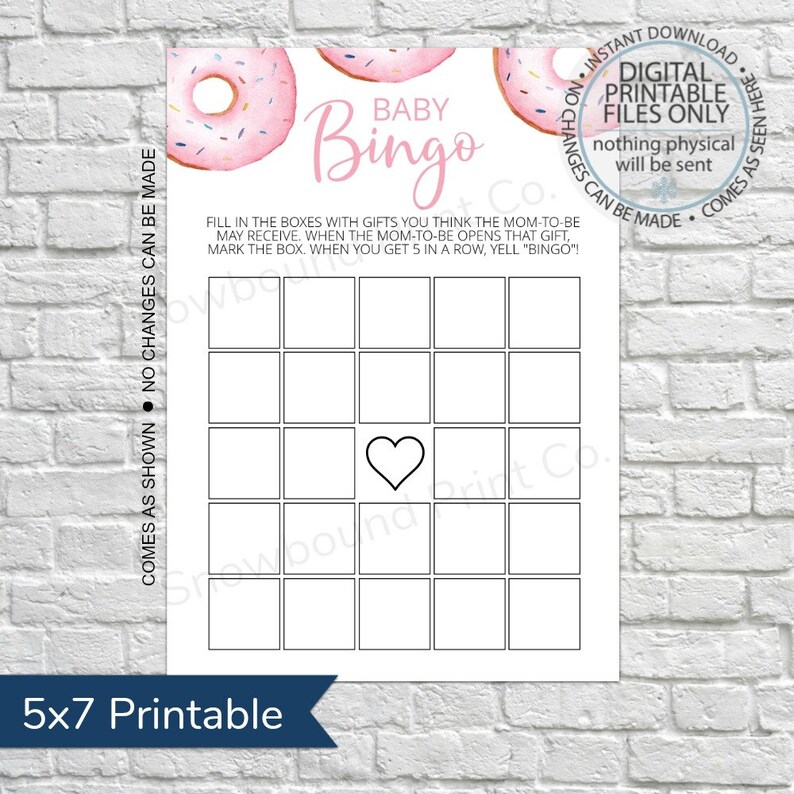 Pu&ograve; includere: Scheda di bingo per baby shower stampabile con un design a ciambella rosa e bianca. La scheda ha una griglia 5x7 con caselle vuote e un cuore al centro. Il testo "Baby Bingo" &egrave; in cima alla scheda.