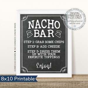 Puede incluir: Señal imprimible de 20,3 x 25,4 cm con fondo de pizarra negra y texto blanco que dice "Nacho Bar". La señal incluye instrucciones para hacer nachos: "Paso 1: Toma algunas papas fritas", "Paso 2: Agrega queso", "Paso 3: Adórnalas con tus ingredientes favoritos". La señal también incluye la palabra "Enjoy!"