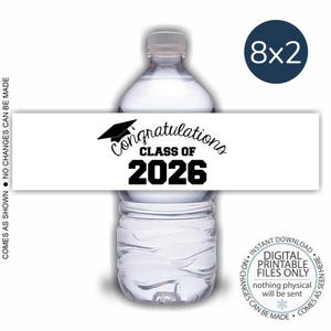 Op de afbeelding: Printbare waterfleslabel met zwarte tekst die "Gefeliciteerd Klas van 2026" luidt met een afstudeerhoedpictogram. Het label is 8 inch bij 2 inch.