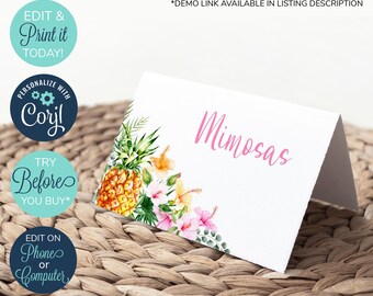 Puede incluir: Tarjeta de lugar imprimible con temática tropical con un diseño de piña y flor de hibisco. El texto "Mimosas" está escrito en rosa en la tarjeta.