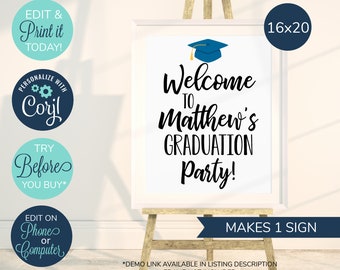Könnte beinhalten: Ein druckbares Schild für eine Abschlussparty mit einer blauen Abschluss-Kappe und dem Text "Willkommen zur Abschlussparty von Matthew!" in Schwarz. Das Schild ist 16x20 Zoll groß und kann sofort heruntergeladen und bearbeitet werden.