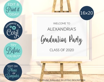 Può includere: Un cartello bianco con testo nero su un cavalletto. Il cartello dice "Benvenuti alla festa di laurea di Alexandria Classe 2020". Il cartello misura 40,6 x 50,8 cm.
