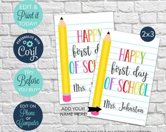 Puede incluir: Tarjetas imprimibles editables con un diseño de lápiz amarillo y el texto "Happy first day of school" en colores arcoíris. Las tarjetas miden 2x3 pulgadas y se pueden personalizar con el nombre de un maestro.