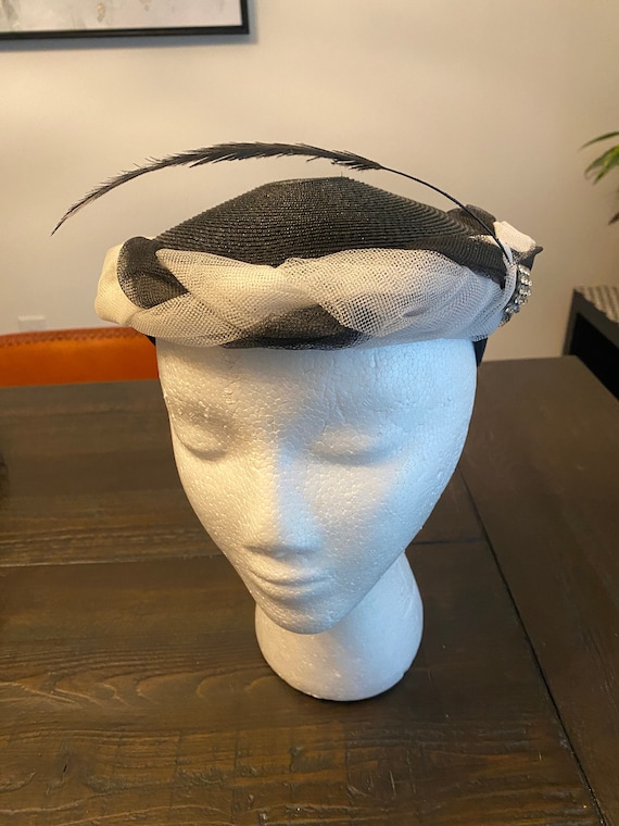 Vintage 50s Black & White Dayire Cocktail Hat w/ … - image 1