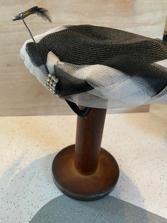 Vintage 50s Black & White Dayire Cocktail Hat w/ … - image 2