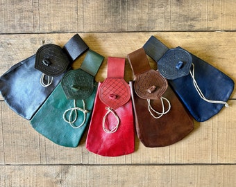 Pochette souple pour ceinture avec cordon de serrage, XIIIe - XVIe siècle