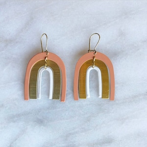 L’Ellanore •••&gt;&gt;Sandy Peach, blanc brillant et laiton&lt;&lt;• Boucles d’oreilles arc-en-ciel