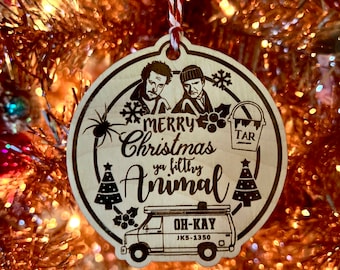 Può includere: Un ornamento natalizio rotondo in legno con una scena del film Mamma, ho perso l'aereo. L'ornamento raffigura due personaggi del film, Kevin McCallister e Marv Merchants, con il testo "Buon Natale, sporco animaletto" e un furgone con il testo "Oh-Kay" e "JKS-1350".