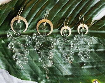 Kolczyki z serpentynowymi wiszącymi otworami ••• Kolczyki z przezroczystego octanu w kształcie węża cięte laserowo