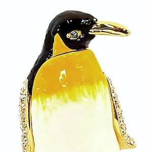 Pingouin Bejeweled Trinket Box. Peint à la main en émail avec cristaux de Swarovski. Placage d’or. Livré avec boîte-cadeau et livraison gratuite.