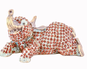 Joyero con forma de elefante sentado, decorado con cristales Swarovski engastados a mano y baño de bronce.