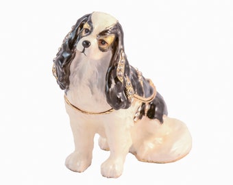 Handgemaakte King Charles-snuisterijdoos voor honden. Handgeschilderd email met Swarovski-kristal. Prachtig gemaakt met tweekleurenoptie. "Gratis verzending"