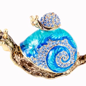 Ciel Collectables Slak met Baby Trinket Box. Handgeschilderd blauw email met Swarovski kristallen, gold plating.