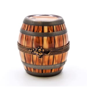Original francés Limoges Barrel Shape Trinket Box. Hecho a mano con muchos detalles.