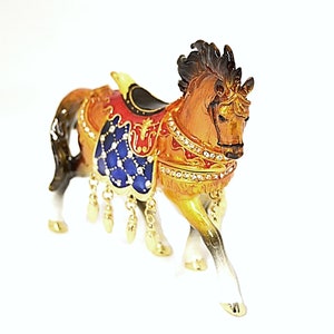 白いクリスタルで飾られた大きな黄金の馬装身具ボックスファ