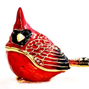 Petite boîte à bijoux Cardinal. Émail rouge peint à la main avec cristaux Swarovski et placage or. Livré dans une boîte cadeau et livraison gratuite