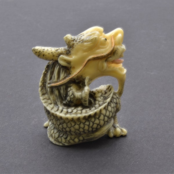 Figurine vintage Dragon Dragon Netsuke. Fabriqué à la main avec beaucoup de détails.