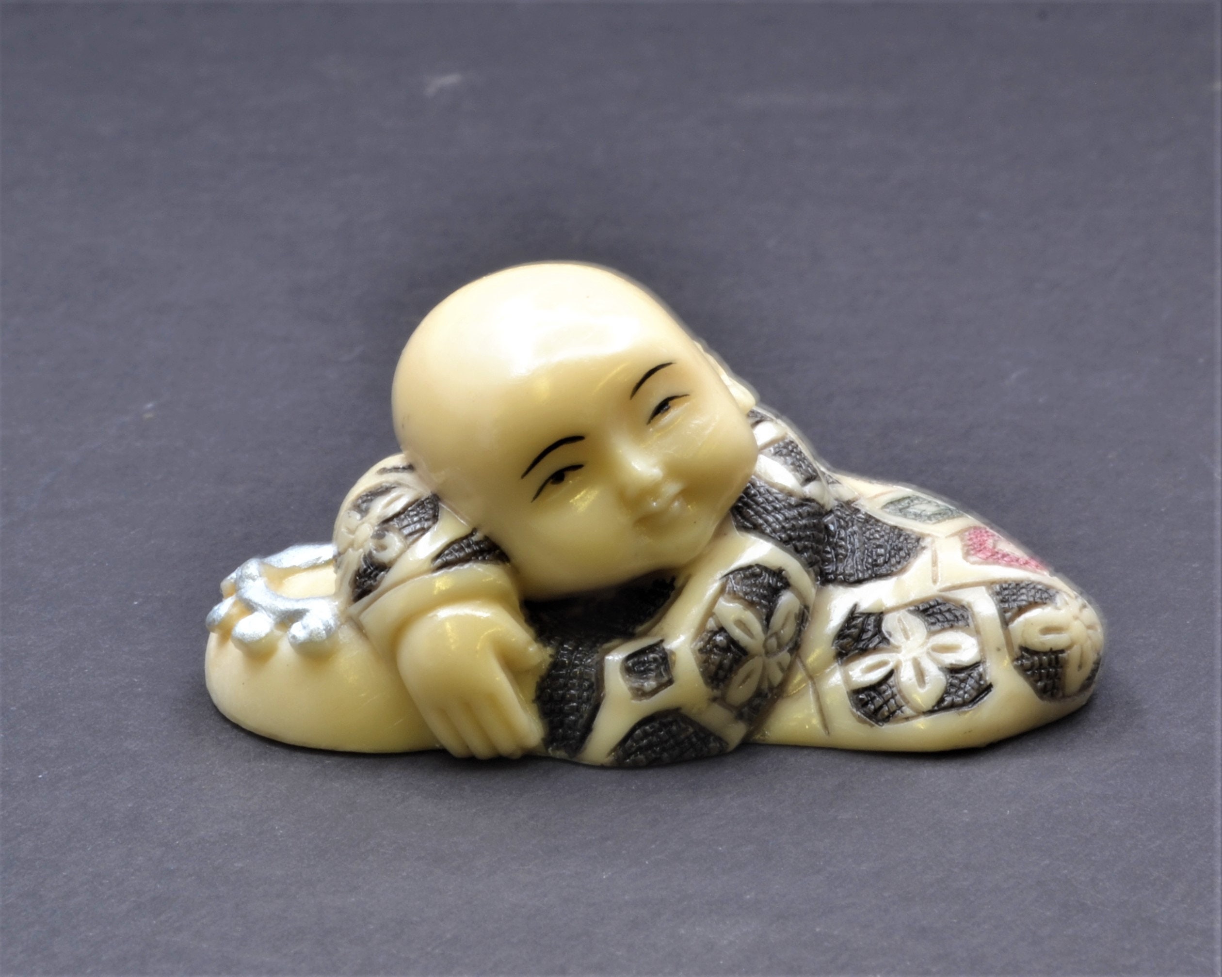 小物 Nosuke101 Vintage Hand Made Sleeping Boy Resin Netsuke. Okimono Japanese
