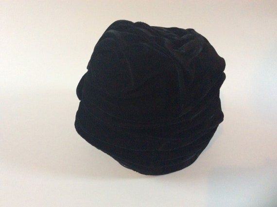 Original 1920's or early 30's closhe hat silk vel… - image 2