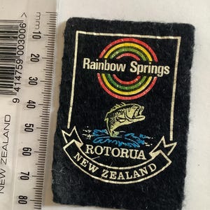 Puede incluir: Un juego de tres tazas de cerámica con un acabado mate moteado. Las tazas son de color crema, gris claro y gris oscuro. Cada taza tiene un diseño simple y minimalista y un asa redondeada.