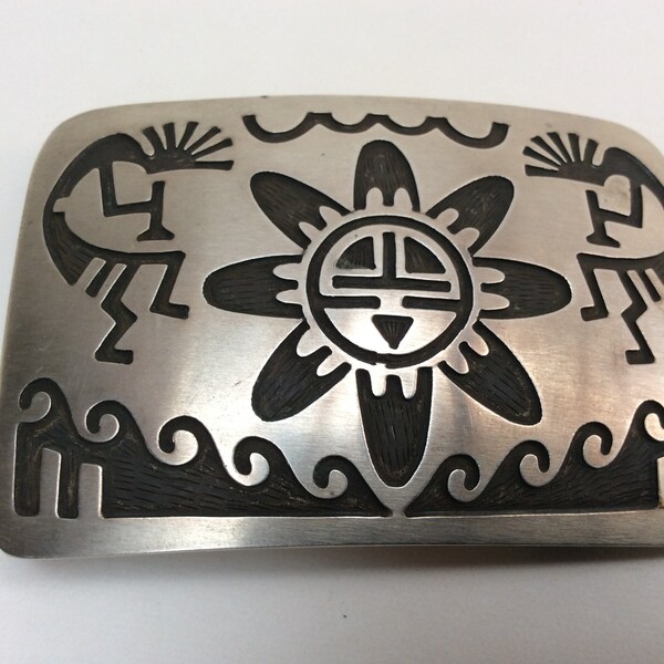Zeldzame uitstekende Hopi sterling zilveren riemgesp die dansers Kokopelli rond een zonsymbool kenmerkt.