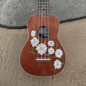 Handbemalte Fender Venice Sopran Ukulele; Natürliche Farbe mit Gänseblümchen