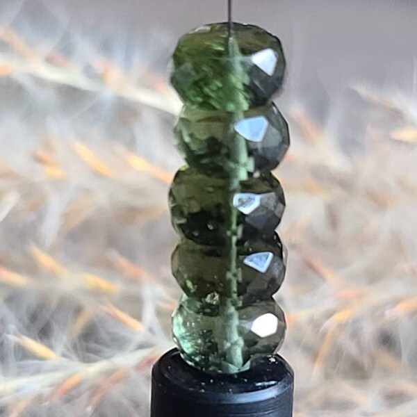 Moldavita Facetada Corte a Cheques Rondelle Beads / 6X4mm / Cantidad 5 Cuentas / Meteorito / Tektita / Moldavita genuina del checo / MV64