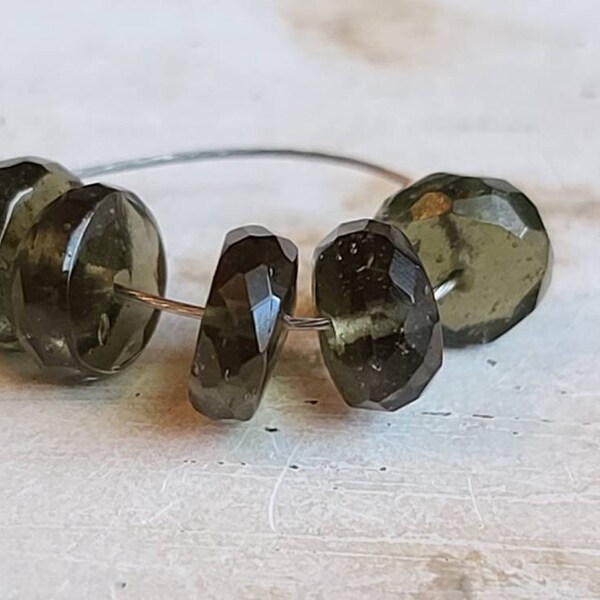 Moldavita genuina Facetada Corte a cheques Rondelle Cuentas / 6X3mm / Cantidad 5 / Meteorito / Tektita / Moldavita Del Checo / 100211