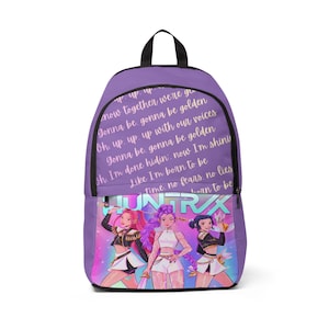 Może przedstawiać: Fioletowy plecak z kolorową ilustracją trzech postaci w stylu anime. Plecak ma czarny uchwyt i przednią kieszeń z napisem "HUNTXRX" oraz tekstami piosenek w kolorze białym.