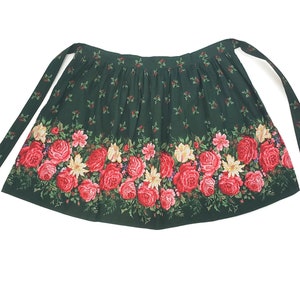 VTG Weihnachten Blumen Schürze, grüne Weihnachtsblumen Schürze / Holly Beeren, Vintage Hostess Schürze, Weihnachtsrosen, Weihnachten Hausfrau Schürze