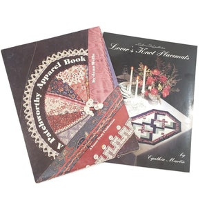 Op de afbeelding: Twee knutselboeken met kleurrijke omslagen. Het boek links is getiteld "Patchworthy Apparel Book" door Jean Wells. Het boek rechts is getiteld "Lover's Knot Placemats" door Cynthia Martin.