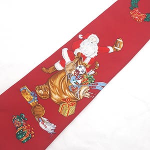 Père Noël vintage avec cravate pour articles de sport, cravate toute en soie rouge, sports de Noël, père Noël avec cadeaux, père Noël sportif, skis, patins à glace, football