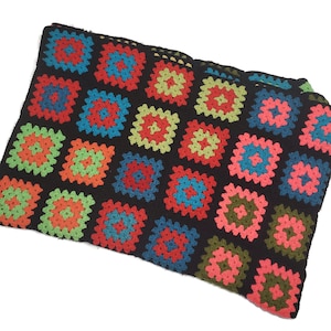 Couverture au crochet vintage afghane, noire et arc-en-ciel de grand-mère, jeté de canapé 56 x 90, grande couverture carrée de grand-mère, carrés de grand-mère arc-en-ciel