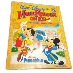 Könnte beinhalten: Ein Vintage-Souvenirprogramm für Walt Disneys Magic Kingdom on Ice mit Pinocchio. Das Cover zeigt Pinocchio und Mickey Mouse in farbenfrohen Outfits vor einem gelben Hintergrund mit dem Titel der Show in fetten roten und blauen Buchstaben.