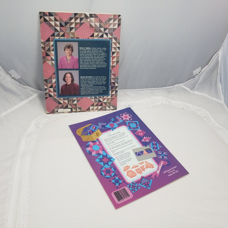 Puede incluir: Contraportada de un libro de acolchado con un dise&ntilde;o de patchwork rosa y marr&oacute;n. El libro se titula "Sewing & Machine Quilting" y presenta a dos mujeres en la contraportada. El libro est&aacute; publicado por Martingale & Company.